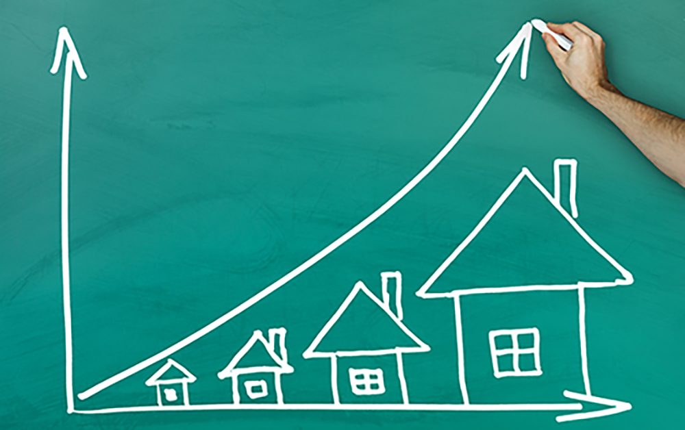 Eine Kreidezeichnung einer Statistik der Immobilienpreise auf einer grünen Tafel - Immobilienverkauf