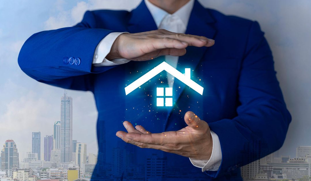 ein Makler hält ein digitales Haus aus Licht in den Händen