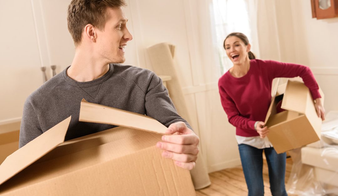 zwei junge Menschen beim EInzug oder Umzug